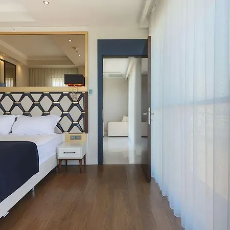 Serenity Queen Hotel *